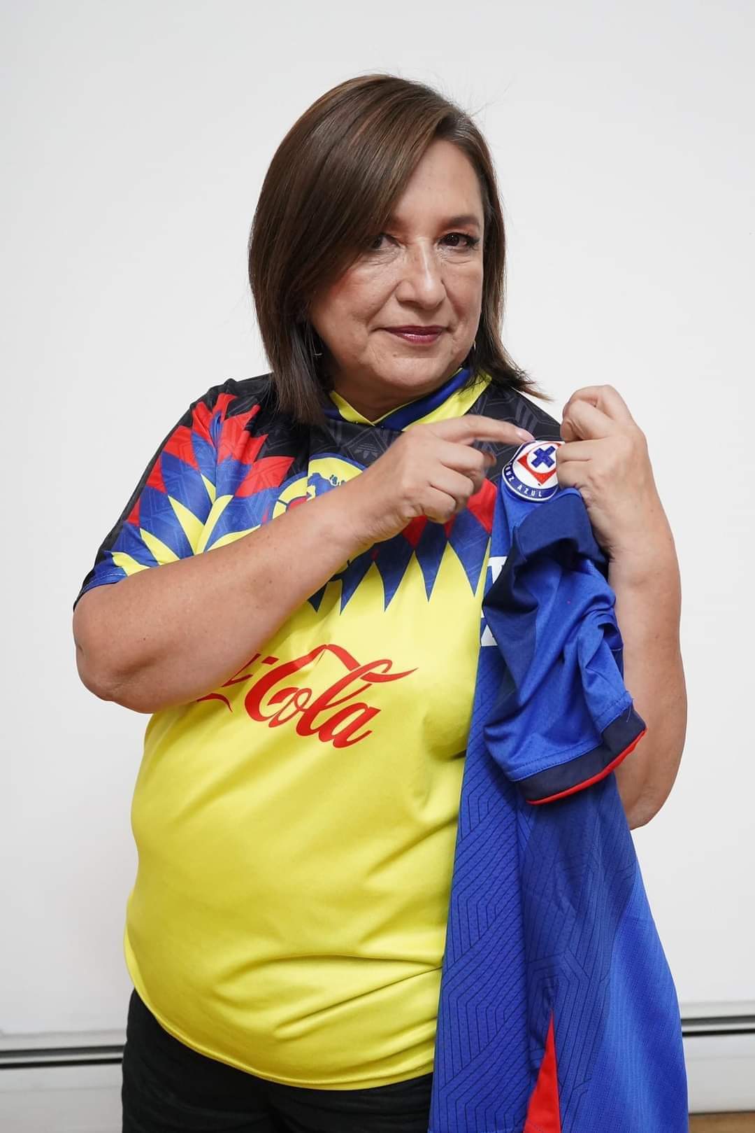 XÓCHITL GÁLVEZ PAGA APUESTA Y SE PONE LA CAMISA DEL AMÉRICA