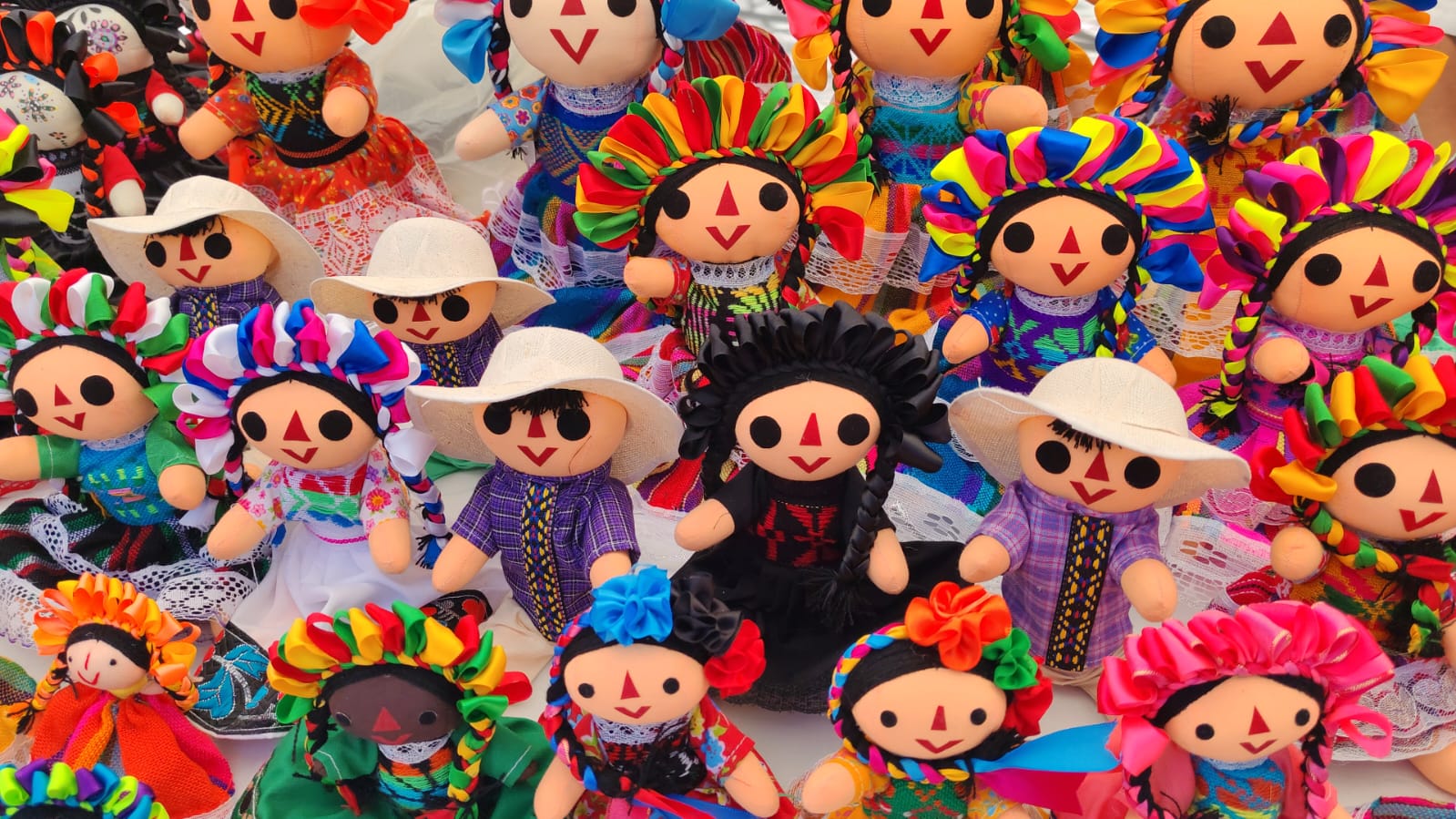 🎨✨ ¡Vive la tradición y el arte en el Patio de las Jacarandas!Del 12 al 20 de julio, disfruta del pabellón De Corazón Artesano, donde se darán cita artesanas y artesanos de Aguascalientes y 10 estados más, así como integrantes de las comunidades tzotzil, purépecha, chontal, wixárika y otomí.