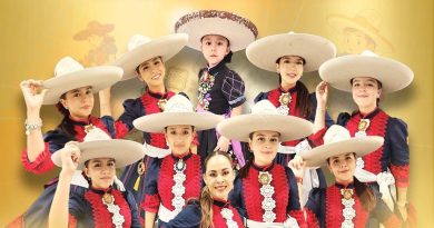 💜🌸 ¡Orgullo y talento que florece en el lienzo! 🌸💜