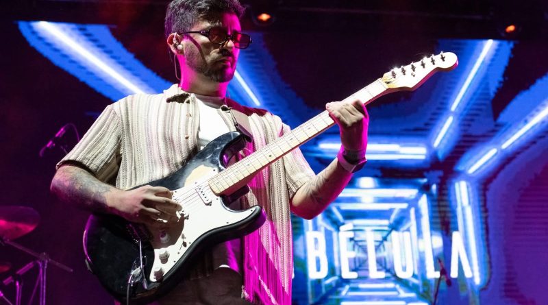 🎶✨ En el Foro del Lago se presentó Gepe, una de las voces más innovadoras e influyentes de Latinoamérica, reconocido por su versatilidad artística que integra percusión, cuerdas, relato e interpretación.